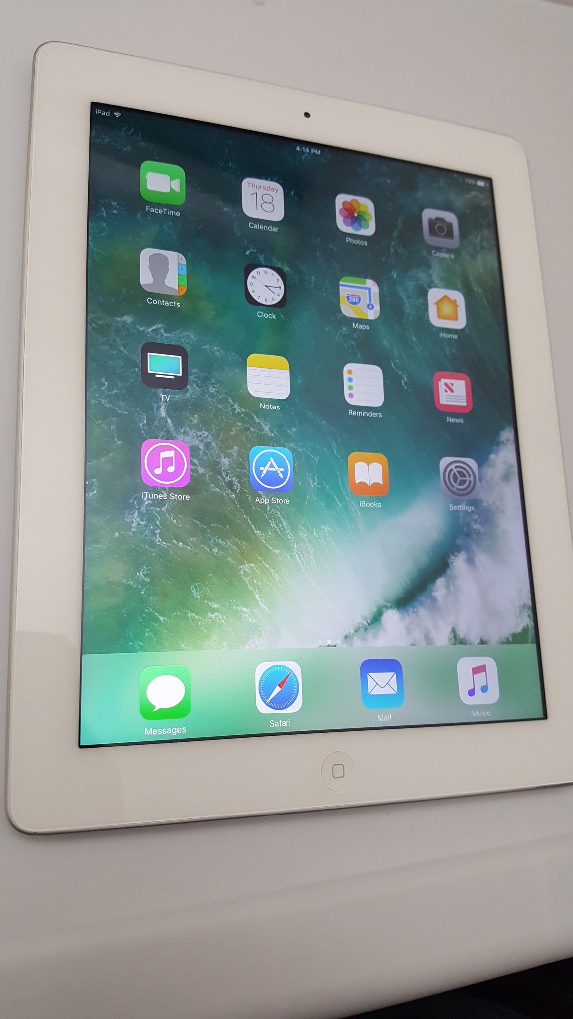 Apple iPad 4th Generation, 9.7in (16GB, 32GB, 64GB, 128GB) Wi-Fi + 