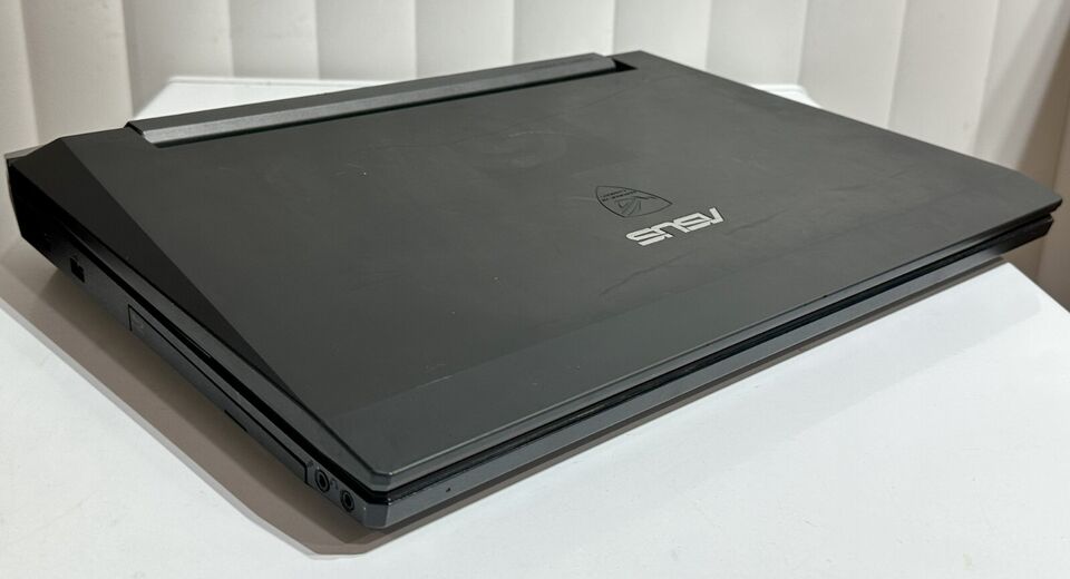 ASUS G74SX Laptop (i7, GTX 560M, 8GB RAM) with factory Laptop Bag