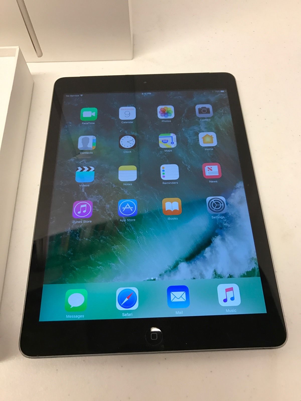 Apple iPad Air 1st deals Generation 64 GB